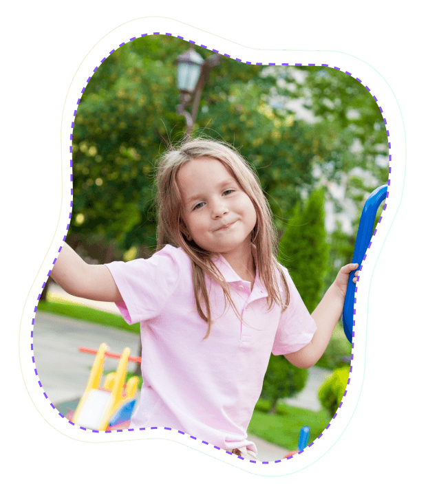 Niña sonriendo en el parque